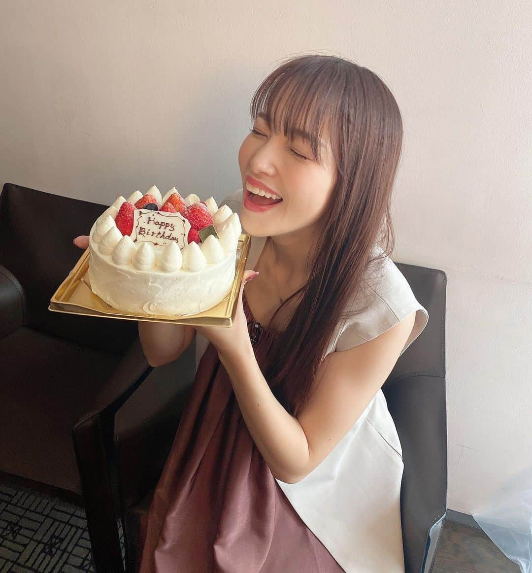 鷲見玲奈さんのインスタグラム写真 - (鷲見玲奈Instagram)「. 誕生日、たくさんの方にお祝いして頂けて感激しています✨ ファンの皆さん、番組の皆さん、いつも一緒のチームの皆さん、本当にありがとうございます😌  30歳の節目にフリー転身してから、あっという間に1年が経ちました！！  早い！楽しい！濃い！！な1年。  最高の一年でした☺️  31歳は、皆さんへの恩返しの1年にしたいです💐🎁  #誕生日 #mybirthday🎂」5月12日 12時50分 - sumi__reina