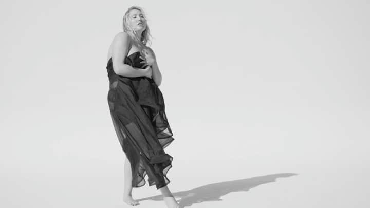 ヘイリー・ハッセルホフのインスタグラム：「what does it feel like when your souls free? your presence is grounded and not second guessed? recognize those moments, reflect and remember what surrounded you in that moment to make you feel whole. the simplicity in striping away opinions or ideals others have projected onto your own idea of self. you have the power to re-invent your relationship with yourself on a daily basis, find that encouraging to know we are always just beginning.  @lukewooden  DP: Charles Burgquist Digital tech: @drexdigital Fist assistant: Nick Dodge HMU: @staceytan_ Stylist: @audreybrianne  Retouching: Yul Zh Shot on Location @hudsonloft」