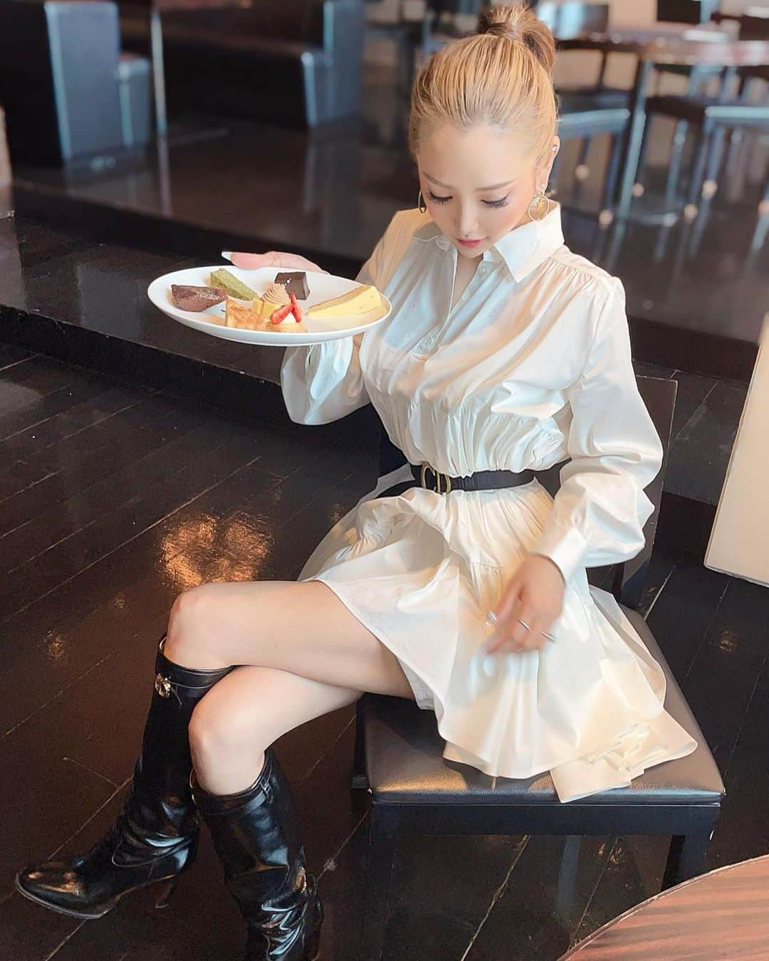 葉月芽生さんのインスタグラム写真 - (葉月芽生Instagram)「🍰🍰🍰  ケーキに囲まれたい🧁🤤💕  #lunch  #cake  #viking  #sky  #銀座」5月12日 13時09分 - mei_hazuki