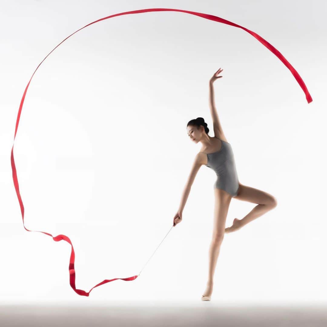 ジャオ・ジンナンのインスタグラム：「Rhythmic Gymnastics🧡  How many words can you think about these pictures? 😍」