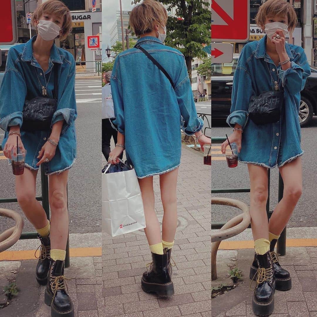 のインスタグラム：「今日も今日とて。 デニムラバーズ。  #ショート×履いてますよ #マーチンスタイル #俺流コーデ  嬉しい報告あった 本日のミーティング×撮影。  やっぴ🎶🌈🎶」