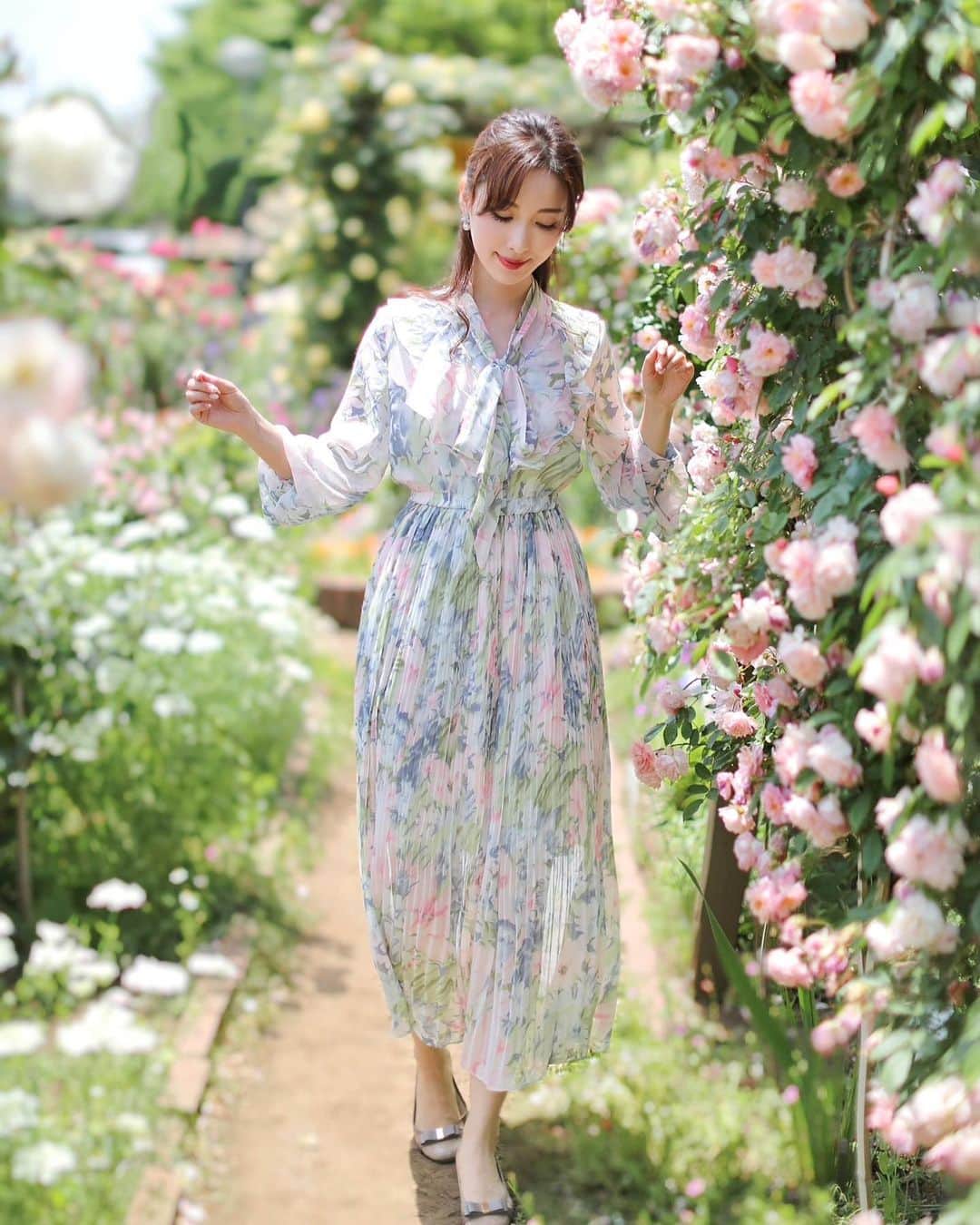 のインスタグラム：「薔薇のみち…🌹🌹🌹 お散歩すると薔薇がいっぱいのこの季節が大好き💕 . 👗one-piece @montresorsaki  本日発売の、水彩画フラワー.シフォンボウタイリボンブラウスワンピース🎨  先日発売したワンピースの色違い シアーピンク×グリーンver.です♪ . ウエストゴムでリラックスなのに 華やかエレガントに見せてくれる. 軽やかでとっってもオススメの１枚☺️ . #montresor #montrésor #モントレゾール #selectshop #セレクトショップ  #綺麗めコーデ #大人可愛い #大人可愛いコーデ  #お出かけコーデ #観劇コーデ #cordinate」