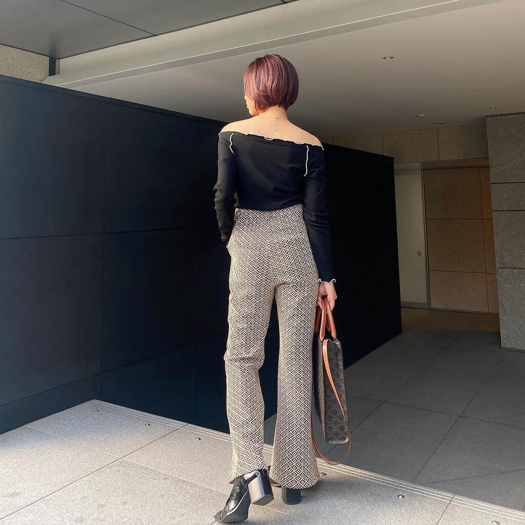 石川晶子（あきぽよ）さんのインスタグラム写真 - (石川晶子（あきぽよ）Instagram)「New pants😻💕こちらもまた履きやすいお洒落ジャガードパンツ完成しました‼️✨😻 ずーっと前からチラ見せしていたパンツさまさま遂に完成。。。❗️  シルエットも素材も柄も全てが作りたかったものにハマったの❤️  こちら今週発売だよぉ💁‍♀️そして今週の金曜日はインスタライブ🧡お楽しみに✨✨  #ジャガードパンツ#ジャガード #バンツコーデ #パンツ#セリーヌ#オフショル#オフショルダー」5月12日 13時30分 - i_am____aki