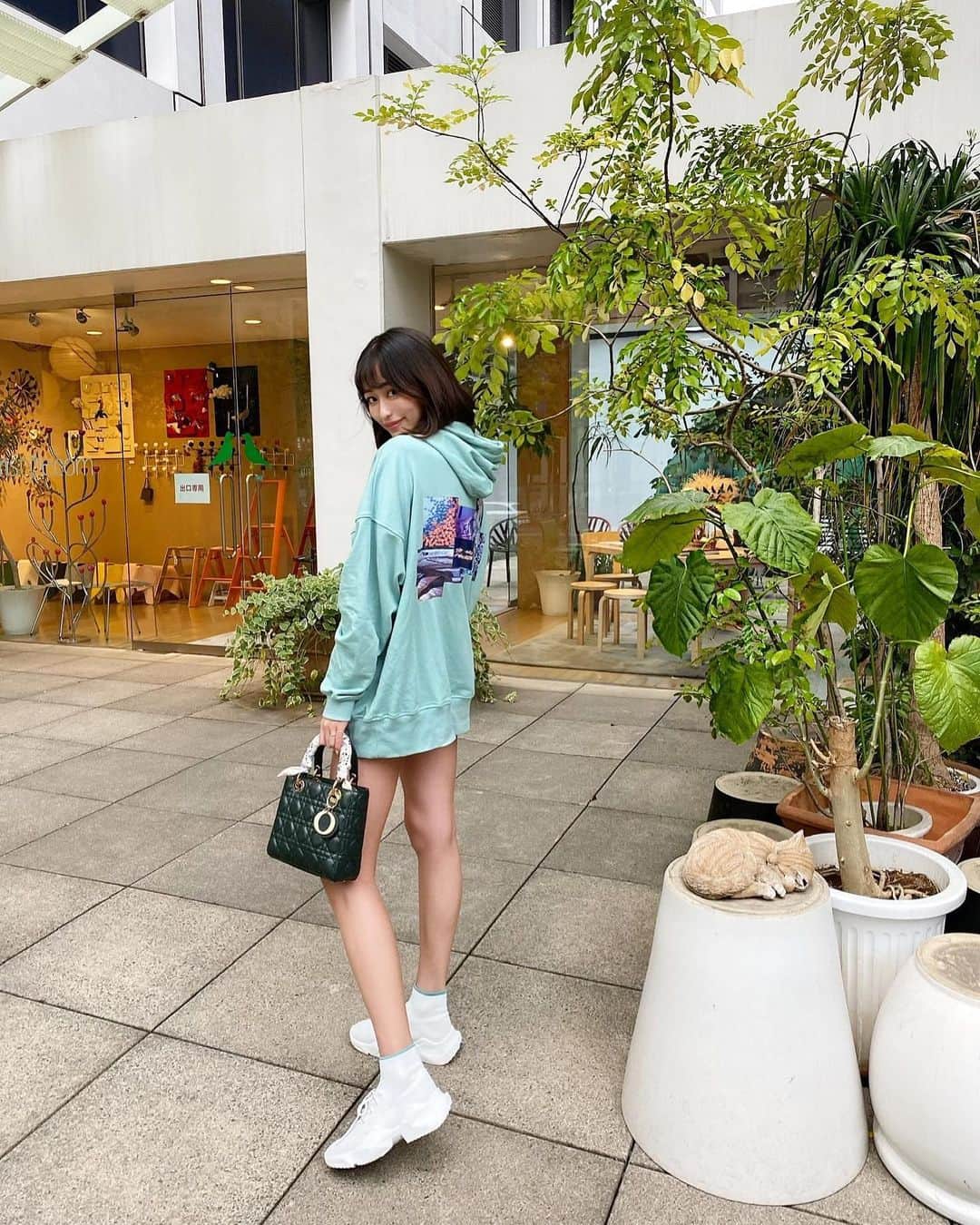 のインスタグラム：「👗👟  #ctr1#lhp#lhpwomen   #パーカー#パーカーコーデ#パーカー女子  #表参道#青山#青山一丁目」