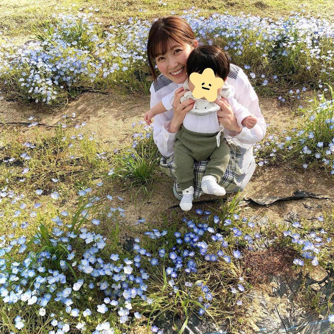 のインスタグラム：「． 近所の公園にて お花に興味深々の息子くん👶🏻🌼 #生後7ヶ月」