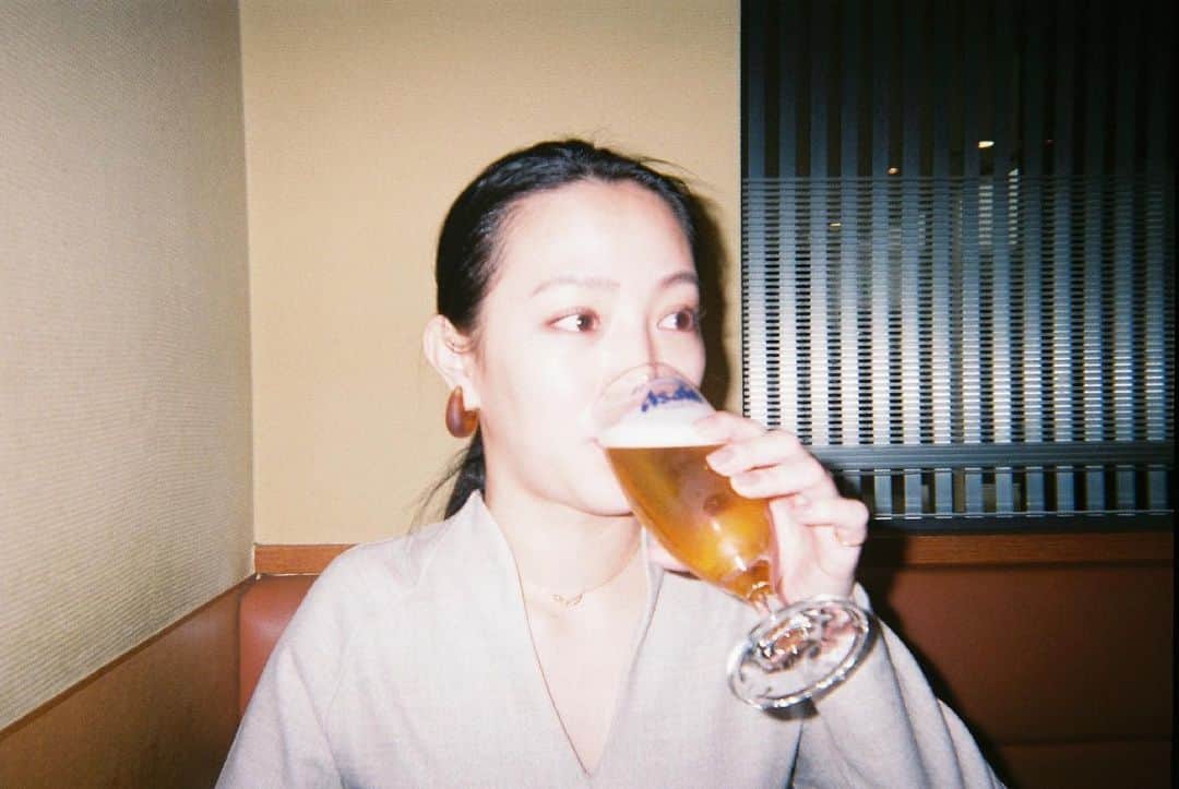 矢野由希子のインスタグラム：「おびーる。  #🍺 #写ルンです #二重あご」