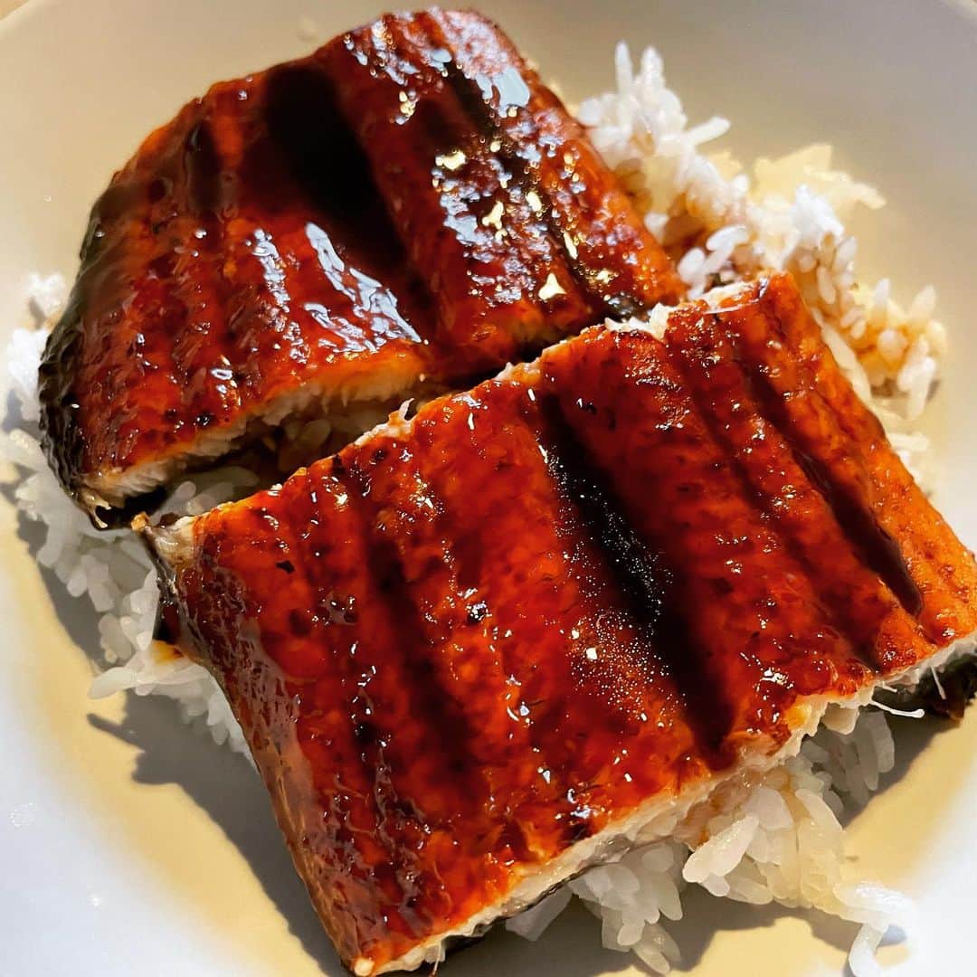 辻仁成さんのインスタグラム写真 - (辻仁成Instagram)「フランスの田舎でウナ玉と鰻丼作って食べてる父ちゃん。もちろん冷凍ものですが、ふわっと仕上げます！　うまいにゃあ。」5月12日 14時59分 - tsujihitonari