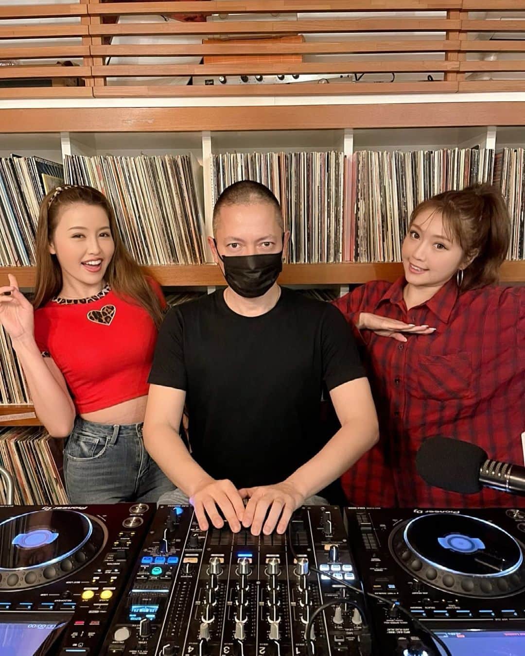 CYBERJAPAN Staffのインスタグラム：「昨日放送された「裏楽屋裏RADIO」の第2回のポッドキャストがアップ！  MITOMI TOKOTO (CYBERJAPAN BOSS) & 渡辺姉妹がお届けするポッドキャストプログラム   今回のトークテーマは：   ▷緊急事態宣言中の活動 ・緊急事態宣言はどう思ってる？ ・メンバーがどうすればいい？ ・仕事が無くなって、どうしてるの？ などの話！  ▷ビキニナイトの楽屋裏話！ ・ビキニナイト中は楽屋はどんな感じ？ ・新人は先輩と仲良し？ ・皆、何飲んでるの？ などの話！  ▷ BOSSと渡辺姉妹の最近見た映画！  ・『愛の不時着』はどう？ ・『イテウォンクラス』はどう？ ・韓国ドラマ VS 日本のドラマ？ などの話！  是非CHECK！  ▶️ https://block.fm/radios/913 📍リンクはストーリーにあります。  #cyberjapan #サイバージャパン #裏楽屋裏RADIO #ポッドキャスト #podcast #blockfm」