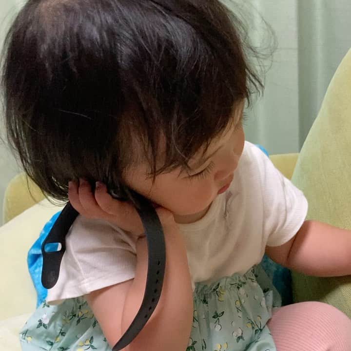のインスタグラム：「Apple Watchで誰かとマジトーンで会話する我が子。こういう通話機能あったんですね…🤔通話切る直前、「だっせぇ〜」って言ってるよね？😂なにが？ #1歳6ヶ月 #子育て #娘 #最近よくしゃべる #AppleWatch #あると何かと便利」