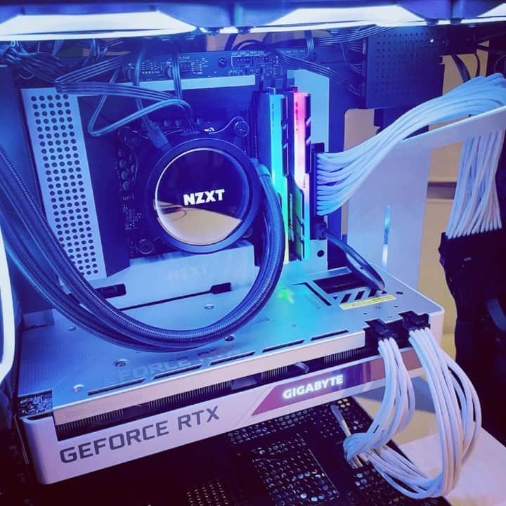 脇田唯のインスタグラム：「👩🏻‍💻  イケメン自作PC見て。  #自慢 #自作pc #nzxt」