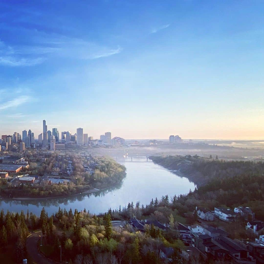 ヴォーン・チピアーさんのインスタグラム写真 - (ヴォーン・チピアーInstagram)「My view during my morning brew! #coffeeisalwaysagoodidea #yeg #edmonton #bestviewintown #swipeleft #panoramic」5月13日 0時52分 - vchipeur