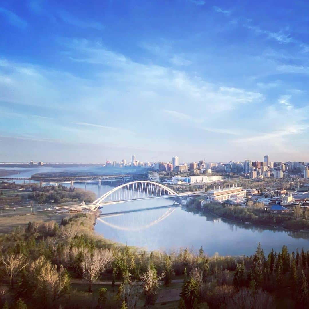 ヴォーン・チピアーのインスタグラム：「My view during my morning brew! #coffeeisalwaysagoodidea #yeg #edmonton #bestviewintown #swipeleft #panoramic」