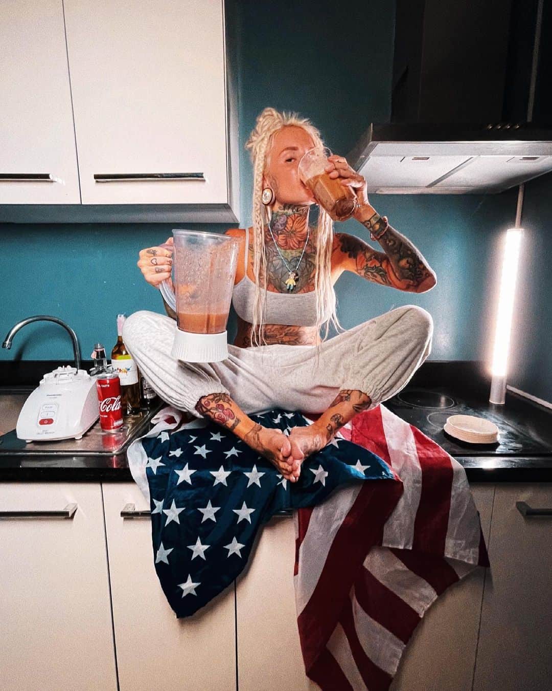 Bantik Boyのインスタグラム：「American breakfast 🤤 Собрала лучшие ингредиенты для энергичного смузи! Скоро увидите Backstage: @detkovdmitri 📸 #bantikboy」