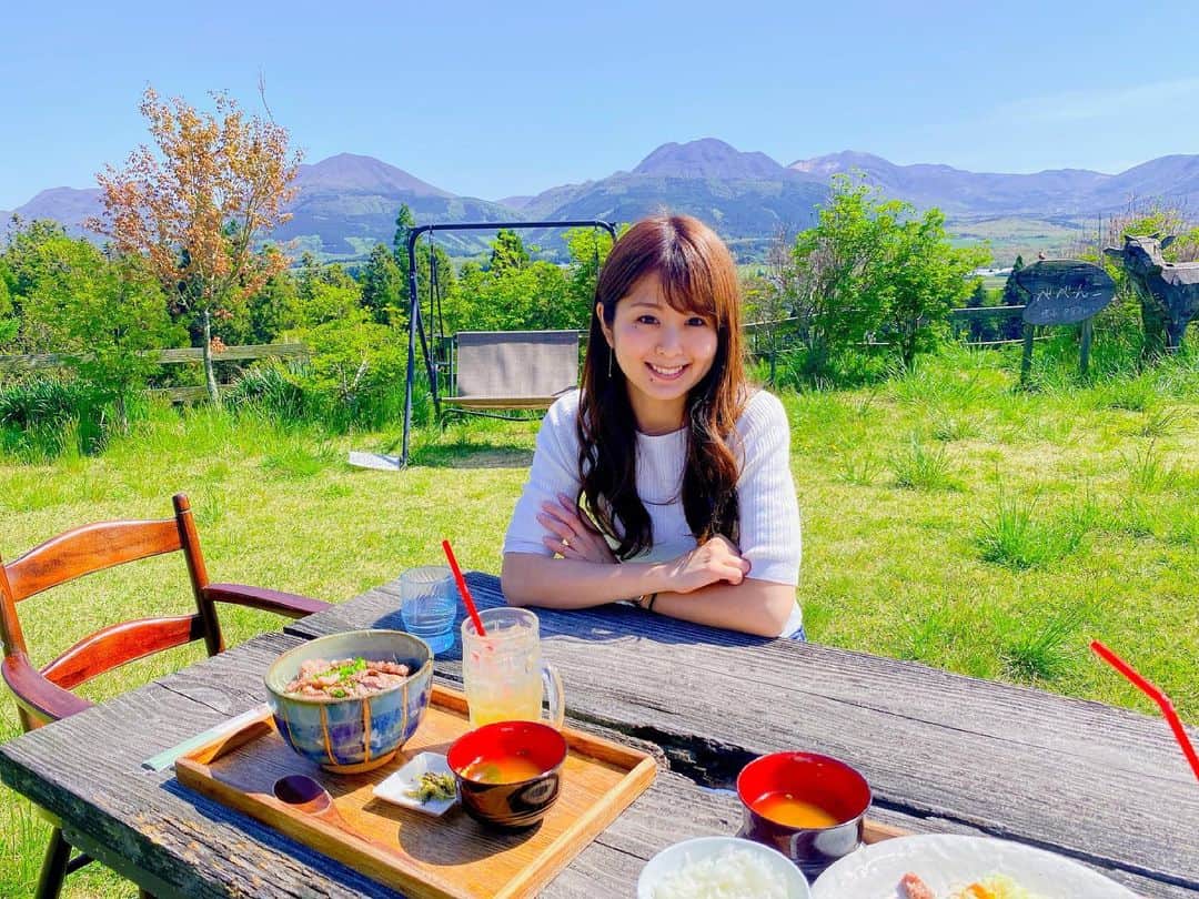 中島遥のインスタグラム：「大分の旅🚗 1日目の昼食は#べべんこ  綺麗な山々を見ながらのランチ👍 ご飯のおいしさも倍増です🥰笑  人気の焼肉定食 美味しかった🙈  #旅行#travel#お出かけ #絶景#景色#大分#転勤族 #ファインダー越しの私の世界#東京カメラ部#カメラ#一眼レフ#フォロー#カメラ女子#follow#japan#japanesegirl #いいね#コメント#ありがとうございます」