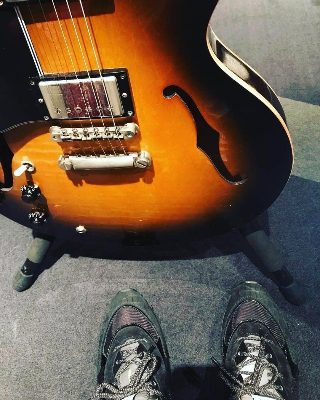 今井寿さんのインスタグラム写真 - (今井寿Instagram)「#♪ #studio #guitar #335 #shoe #shoegazer 👁  #今井寿 #imaihisashi #bucktick #bt #peace #✌🏻 #🌈🌈🌈🌈🌈🌈🌈 #アブラカダブラ #ABRACADABRA #🔮🙏🏻 #御守り」5月12日 17時27分 - bucktick_imai