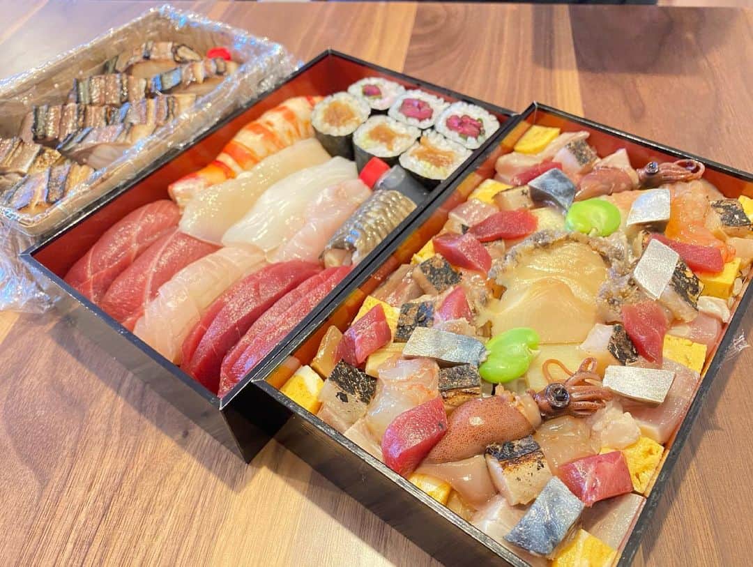 内山信二のインスタグラム：「銀座のおかべさんでお寿司を  テイクアウトしてみたよ〜😋  仕事が丁寧だからどれを食べてもうま山です‼️  是非予約してテイクアウトしてみてね😁😁😁  おかべ 03-6274-6209 東京都中央区銀座8-7-10 第1常盤ビル 3F https://tabelog.com/tokyo/A1301/A130103/13178228/  #大好き飲食店を #食べて応援したい #内山信二」
