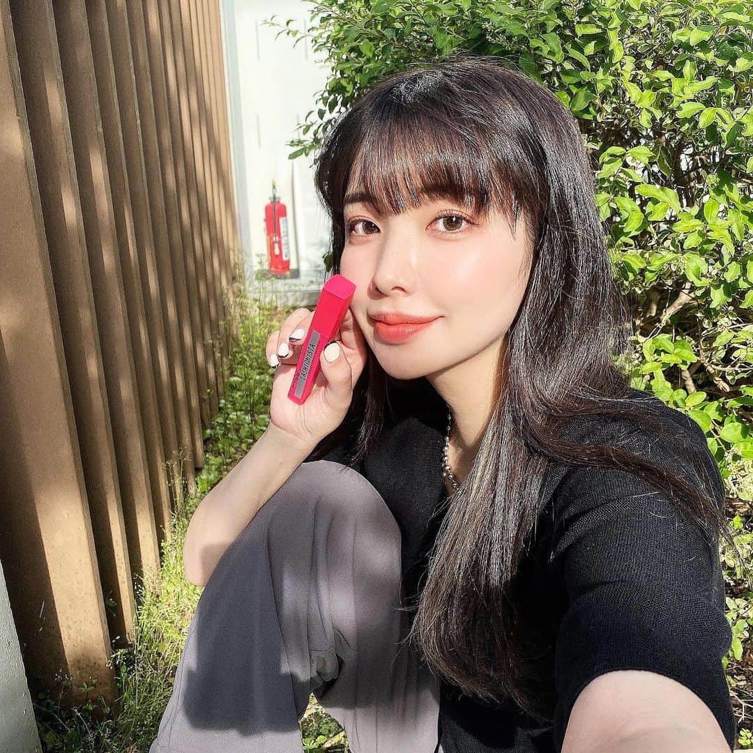 えみ姉のインスタグラム：「見て〜！ このまつ毛マスカラ塗ってるように見える...？ 実はしっかり塗ってるんよ〜〜！  ラッシュニスタ Nは 自まつ毛と思うくらい長く自然に伸びるのに ダマになりにくくてお湯で落とせちゃう最強さ！  しかもね、 汗をかいても滲みにくいからこの季節には嬉しい！  ブラシもコンパクトで細部まで塗りやすいよ♡⃛  全国のドラッグストア、バラエティストア オンラインショップ(Amazon、楽天、@cosme shopping) にて発売中なのでチェックしてみてね！  #メイベリン #ラッシュニスタ  #ロングマスカラ #マスカラ #pr」