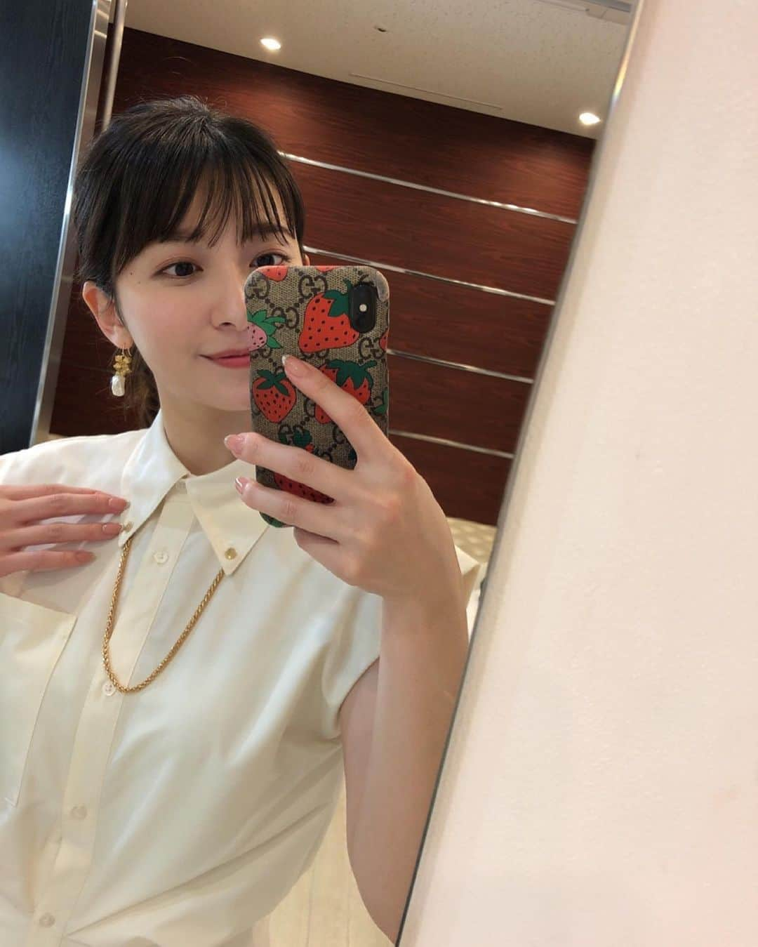 山本里菜さんのインスタグラム写真 - (山本里菜Instagram)「. 首元にチェーンが付いた 可愛いデザインのワンピース🍀  「アメージパング』の収録で 着用しました❤︎  ピアスは先日作ったゴールド系を合わせました✨  #アクセサリー　#ジュエリー　#ピアス　#イヤリング　#リング　#ハンドメイドアクセサリ#ハンドメイドジュエリー　#ハンドメイドピアス　#accessories #jewerly #piercing #ring #goldjewerly #handmade #handmadejewerly #ワンピース　#白ワンピース　#シャツワンピース #山本里菜」5月12日 18時01分 - rinayamamoto_0622