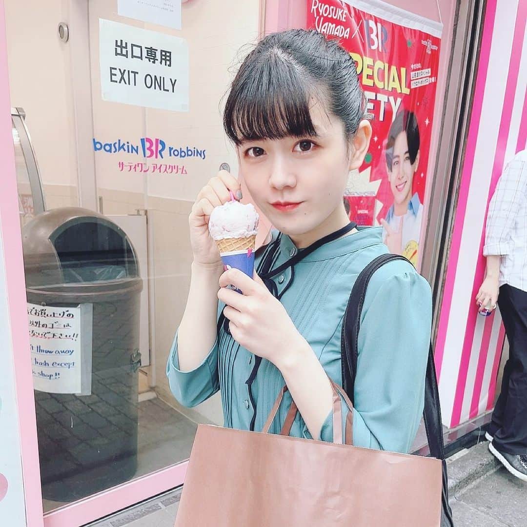 のインスタグラム：「たまには投稿でも……。 アイス久しぶりに食べた🍨」