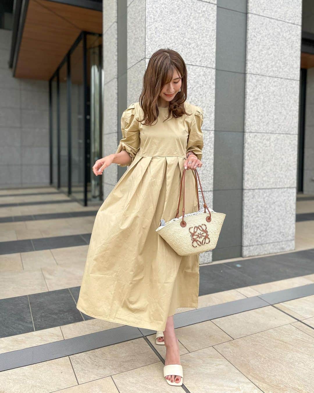 l.lily1013さんのインスタグラム写真 - (l.lily1013Instagram)「𝐵𝑒𝑖𝑔𝑒 𝑐𝑜𝑑𝑒.🧸  ベージュの#ワントーンコーデ ぽわん袖とぽわんタックスカートで ぽわんぽわんなワンピース🤎  @ru.mint_shop.ce の韓国服🤎 GW中はNetflixとメルカリ三昧でした！  ほんとはフリマとかに出したい🥺(みんな買ってくれる？) GW目標金額の2/3しか達成出来なかった🤔 とにかく今年は治療費がかかりまくってるから仕事も頑張らなきゃ！  ネトフリのオススメあったら教えてね💛  onepiece @ru.mint_shop.ce  shose @zara   #ザラジョ#ザラコーデ  #きれいめカジュアル #きれいめコーデ #ママコーデ #ワンピース #カジュアルコーデ#ベージュコーデ #韓国ファッション #デートコーデ #30代ファッション #大人フェミニン #locari  👗ワンピース↓↓↓ #rumint  LINE 友達登録で500円引きクーポンプレゼント中♡ LINE ID  @045bqvua (@も含む) ぜひ、登録してね✨」5月12日 18時39分 - l.lily1013