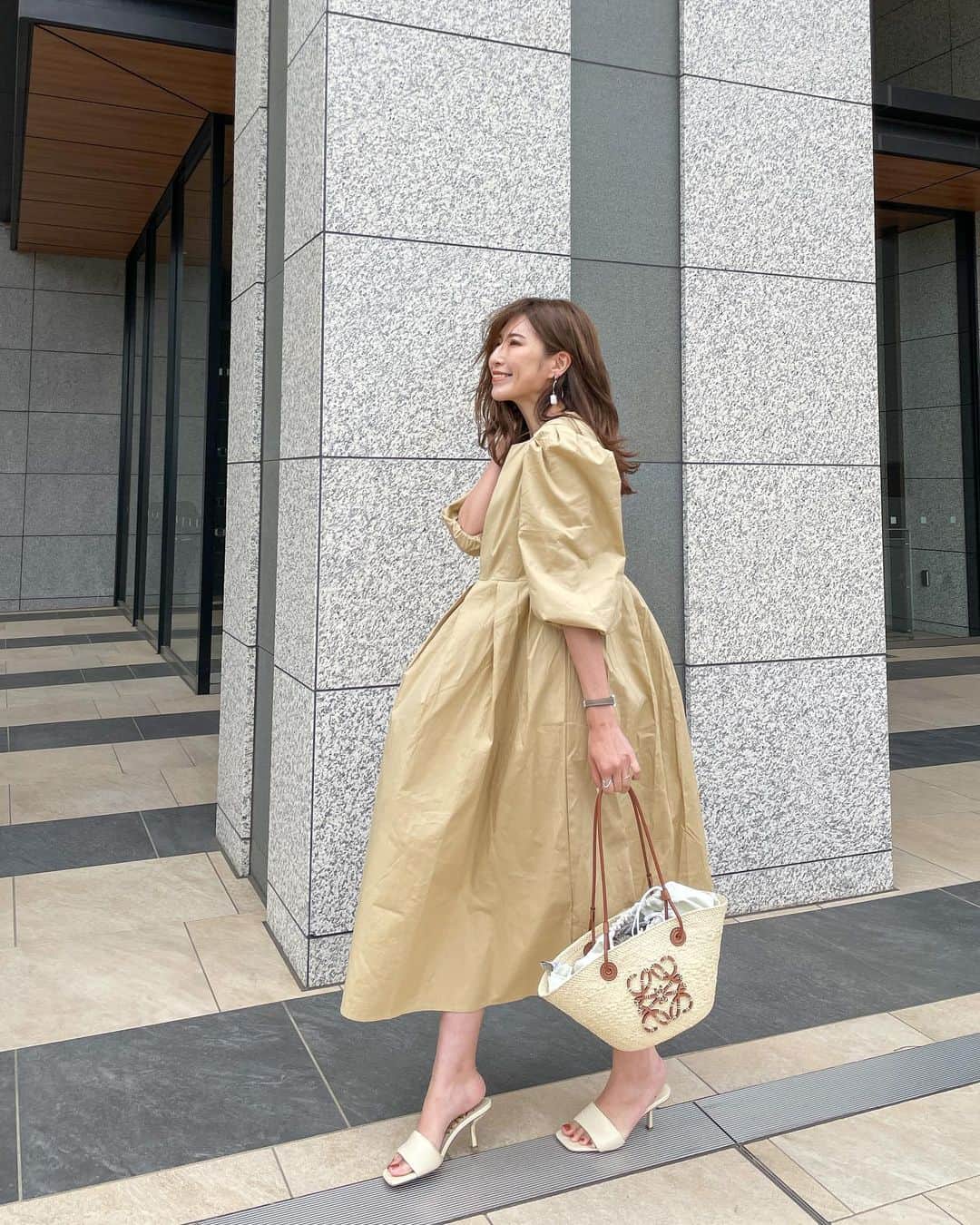 l.lily1013さんのインスタグラム写真 - (l.lily1013Instagram)「𝐵𝑒𝑖𝑔𝑒 𝑐𝑜𝑑𝑒.🧸  ベージュの#ワントーンコーデ ぽわん袖とぽわんタックスカートで ぽわんぽわんなワンピース🤎  @ru.mint_shop.ce の韓国服🤎 GW中はNetflixとメルカリ三昧でした！  ほんとはフリマとかに出したい🥺(みんな買ってくれる？) GW目標金額の2/3しか達成出来なかった🤔 とにかく今年は治療費がかかりまくってるから仕事も頑張らなきゃ！  ネトフリのオススメあったら教えてね💛  onepiece @ru.mint_shop.ce  shose @zara   #ザラジョ#ザラコーデ  #きれいめカジュアル #きれいめコーデ #ママコーデ #ワンピース #カジュアルコーデ#ベージュコーデ #韓国ファッション #デートコーデ #30代ファッション #大人フェミニン #locari  👗ワンピース↓↓↓ #rumint  LINE 友達登録で500円引きクーポンプレゼント中♡ LINE ID  @045bqvua (@も含む) ぜひ、登録してね✨」5月12日 18時39分 - l.lily1013