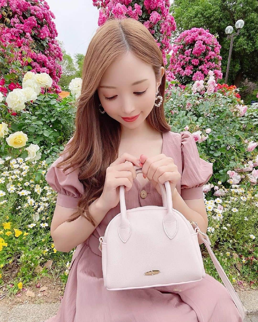 八鍬里美さんのインスタグラム写真 - (八鍬里美Instagram)「今日から可愛すぎるノベルティ👜💗 優しいピンクのミニバッグです🥰 高級感あってこのミニバッグだけでもお出かけできちゃう🙆‍♀️💕 ハンカチ、スマホ、ミニ財布、リップとかちょこっとコスメも入るサイズ感でめちゃちょうど良いよ😆👍✨ これはヘビロテ🥰！！ @michellmacaron_official   #ノベルティ#ミニバッグ#ハンドバッグ#ミシェルマカロン#michellmacaron」5月12日 19時00分 - satomi_yakuwa