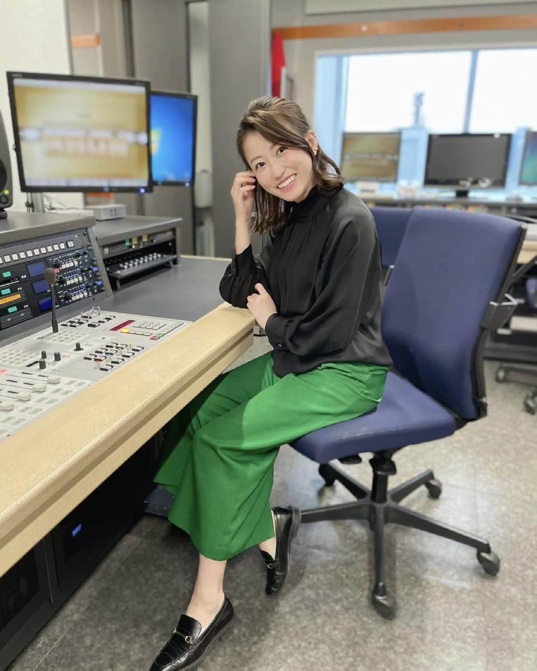 津田麻莉奈さんのインスタグラム写真 - (津田麻莉奈Instagram)「ラジオNIKKEI📻 毎週水曜16:00〜 楽天証券Presents 「先取り☆マーケットレビュー」　  今日もありがとうございました😊🙌 津田は第2、第4水曜日担当です。  放送はYouTubeでもご視聴頂けます！ 「先取りマーケットレビュー」 で検索してみて下さいね。 (写真撮影時以外は放送中もマスクを着用しています)  −−−−−−−−−−−−−−−−−−−−−−−  #楽天証券　 #ラジオNIKKEI #先取りマーケットレビュー #ラジオ#ラジコ #株#マーケット#投資 #日本株#米株#米国株 #米国株投資　 #iphonecamera  #iphone12pro  #私服 #ootd  #outfitoftheday #まりなる#津田麻莉奈」5月12日 18時59分 - tsudamarinal