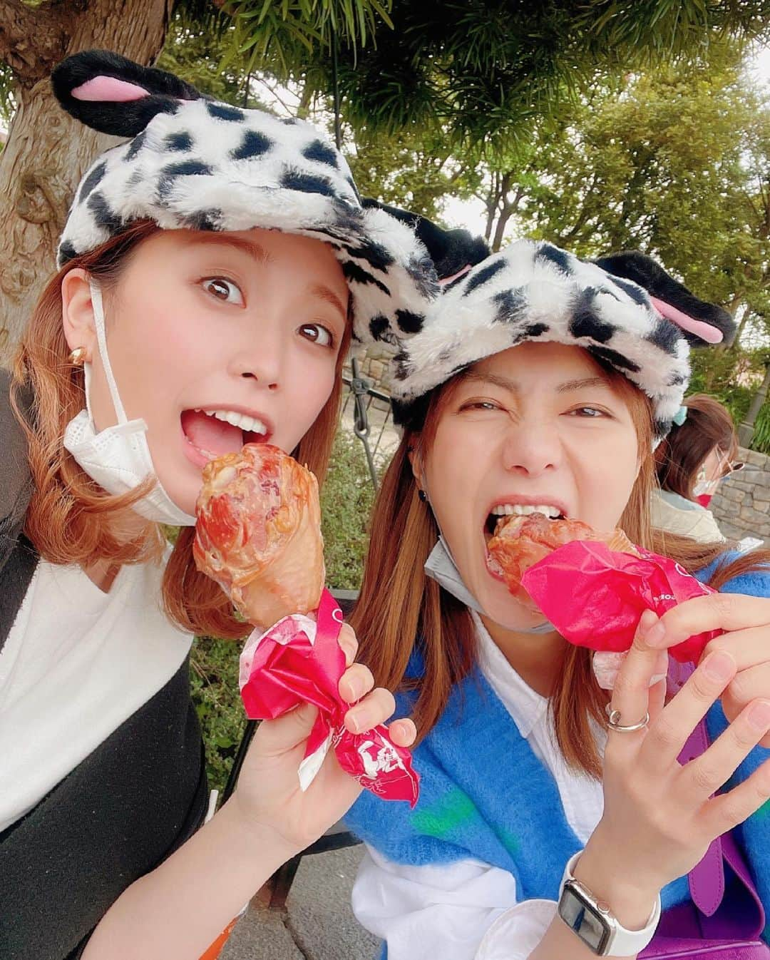 宮澤佐江さんのインスタグラム写真 - (宮澤佐江Instagram)「正解は、、、 まなっちゃん(@baby_manatsu♡)でした☺︎✨ ソアリン乗りたくてシー行ったのに ソアリン乗れなくて凹んでたけど まなっちゃんが隠れミッキー探しクイズ出してくれて それがめっちゃ楽しくてソアリンより楽しかった！！ (ソアリン乗ったことないけど🙃) ディズニーの番組をやっていたことがあるから すごい色んなことに詳しくて まなっちゃんのおかげで楽しさ倍倍増でした♡♡ ソアリンリベンジも兼ねて笑、 また一緒に行こうねっ🌋🐭 ． #沢山食べたけど沢山歩いたからプラマイゼロ #いつかカリフォルニアディズニーランドにスターウォーズ乗りに行こね w #ってか1枚目の写真わたしの一つ前の投稿と匂わせ凄い ． 約2ヶ月苦楽を共にして ほぼ毎日連絡取ってたから ここ最近愛夏ロスが凄い。TT 最高で大好きで大切な わたしのお友だち💓#BFF 👭」5月12日 19時01分 - sae_3830