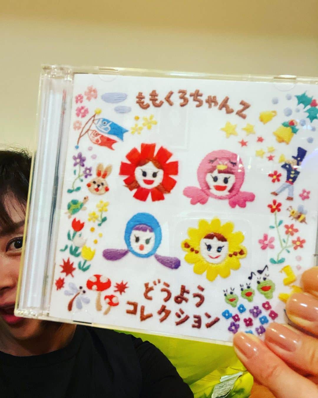 山口もえのインスタグラム：「・  先日、事務所に行ったら ももクロの佐々木彩夏ちゃんにお逢いしました💕 私が事務所に入ったのが１６歳なので 大先輩になってしまうのですが💦 後輩であるももクロちゃんは事務所の看板アイドルです。 そぅ。。。 皆先輩を飛び越えて活躍していくんです。笑 彩夏ちゃんと同じ誕生日なことがわかりました😍 まだ24歳なんだって💦 私が事務所に所属して27年だから・・・ 彩夏ちゃんが生まれる前から私は事務所にいるんだ。 こりゃ…生きてる化石だな。笑  ももクロが初の童謡のアルバムを出しました♪ 全部で45曲入り！かわいい唄声が溢れてます💕 是非ぜひ親子で聴いてね✨  え？ 私の顔が半分だって⁈ それくらいがちょうど良いのです。笑  #ももクロ#どうようコレクション #ずっと#応援してるよ#❤️ #がんばれ#後輩#先輩を飛び越えるのだ」