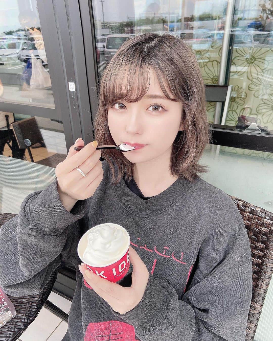 sarimaru(国木田さりまる)のインスタグラム：「朝から海で撮影してバタバタしてたからサービルエリアのアイスが沁みた🍨💭」
