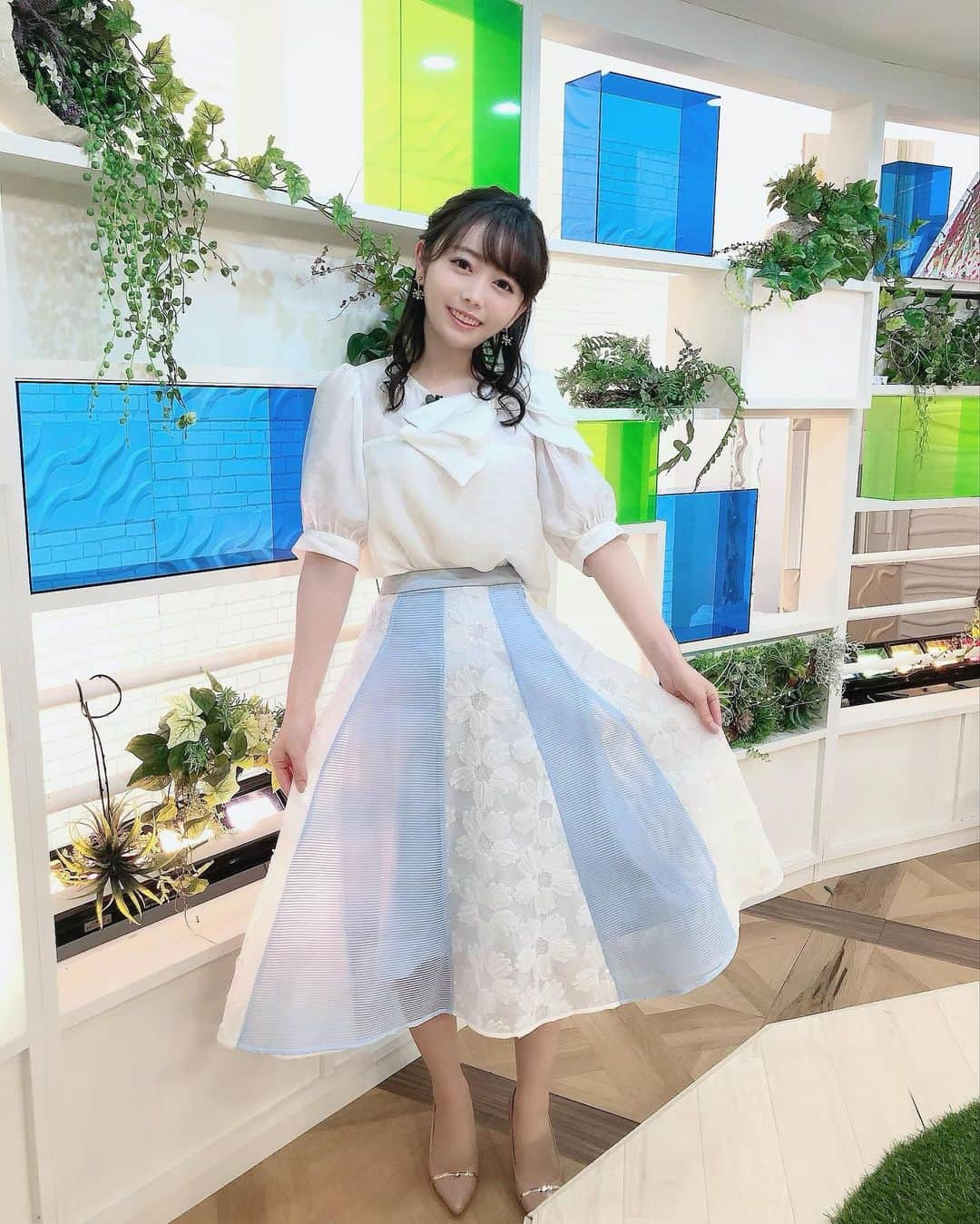 辻満里奈さんのインスタグラム写真 - (辻満里奈Instagram)「今日のタダイマ！衣装👗 @chesty_official  トップス: ビックリボンブラウス スカート: チュールフラワーボーダスカート  ブラウスの大きなリボン🎀と、スカートのラメ感が素敵でした😽  P.S. 伊央さん、本田ちゃんに引き続き、AD伊藤さんから付けてもらったあだ名は「青の妖精🧚‍♀️辻ちゃん」でした笑  #chesty #チェスティ #アナウンサー衣装 #春服 #夏服 #ブラウス #スカート #rkb毎日放送 #タダイマ！ #アナウンサー #辻満里奈 #becolorful #blue #white #スタイリスト #さけみゆみ さん」5月12日 19時54分 - marina__tsuji