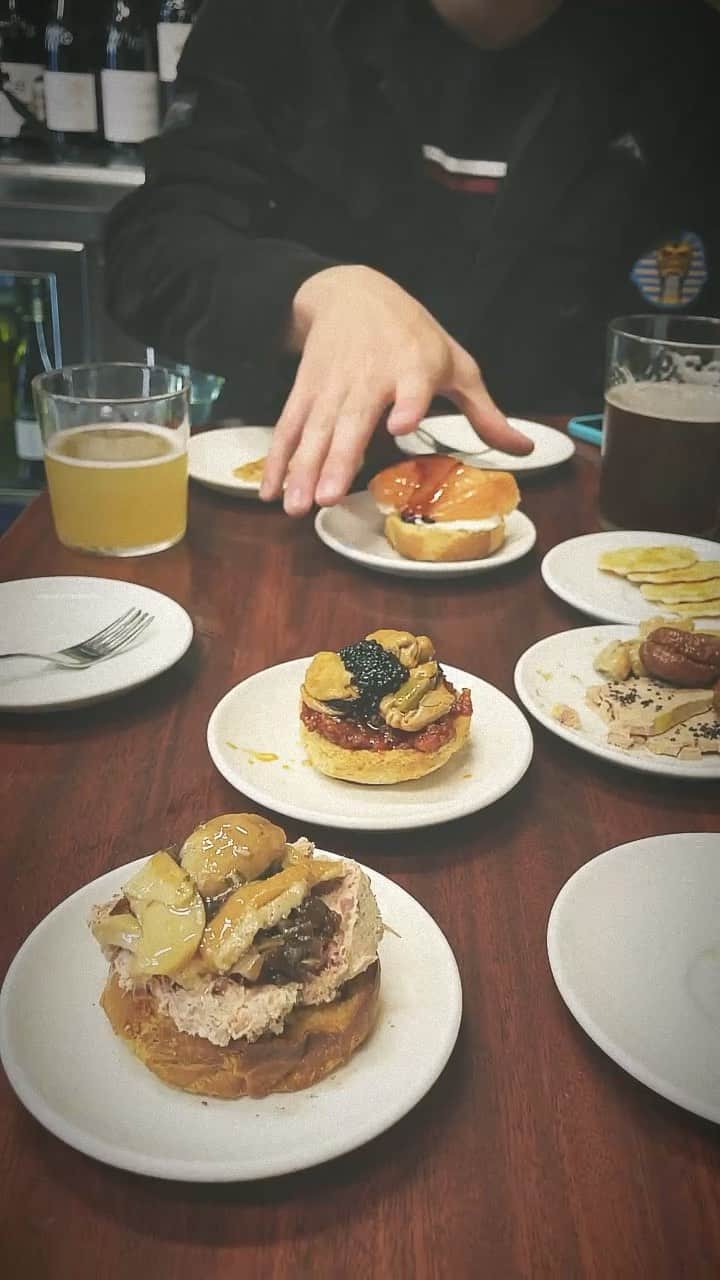 のインスタグラム：「バルセロナの老舗バル、Quimet&Quimet#でダディとじゅんと一杯ひっかけた動画アップしました。  日本の食レポってだいたい美味しいのが多いじゃないですか？イギリスの食レポってね、シェフとかが結構ひどいレストランにわざと行ってこれまた酷評するような食レポが多くてそれが面白いちされてるの。  ゴムの銃弾攻撃されたようなスクランブルエッグだ！とかわけわからんコメントで😂  だからうちのダディもなのか🤔  #りありこチャンネル  #バルセロナ #食レポ #quimetyquimet」