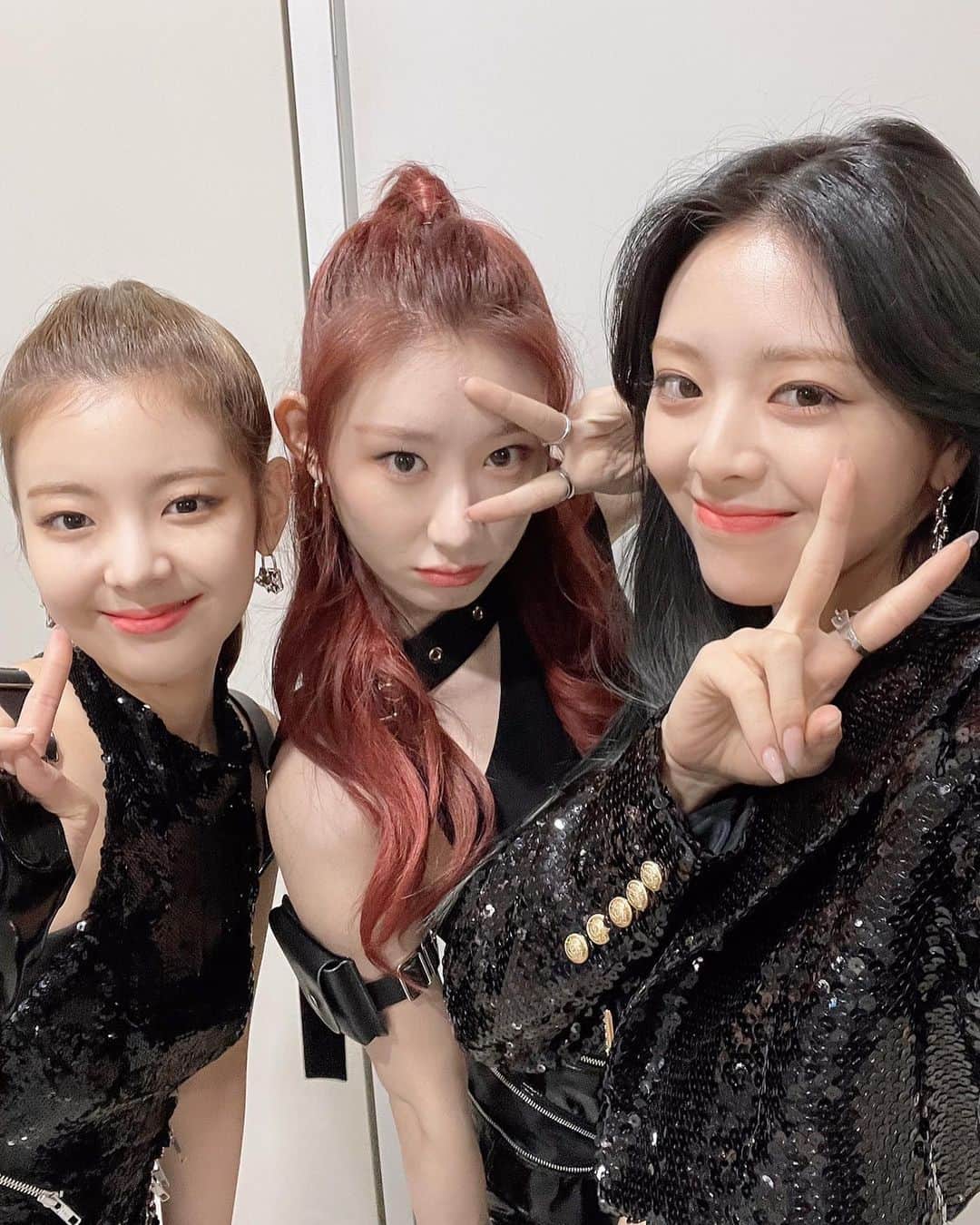 ITZYさんのインスタグラム写真 - (ITZYInstagram)「MIDZY를 사랑한 게 죄라면 범인은 ITZY🤔 1위 감사합니다 MIDZY❤️  If it's a sin to love MIDZY, the culprit is ITZY🤔 Thanks for the first prize MIDZY❤️  #ITZY #있지 #MIDZY #믿지 #GUESSWHO #ITZY_GUESSWHO #마피아_Inthemorning」5月12日 20時04分 - itzy.all.in.us