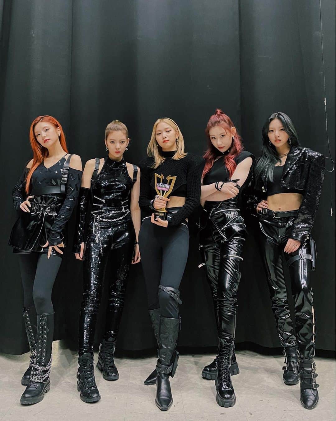 ITZYさんのインスタグラム写真 - (ITZYInstagram)「MIDZY를 사랑한 게 죄라면 범인은 ITZY🤔 1위 감사합니다 MIDZY❤️  If it's a sin to love MIDZY, the culprit is ITZY🤔 Thanks for the first prize MIDZY❤️  #ITZY #있지 #MIDZY #믿지 #GUESSWHO #ITZY_GUESSWHO #마피아_Inthemorning」5月12日 20時04分 - itzy.all.in.us
