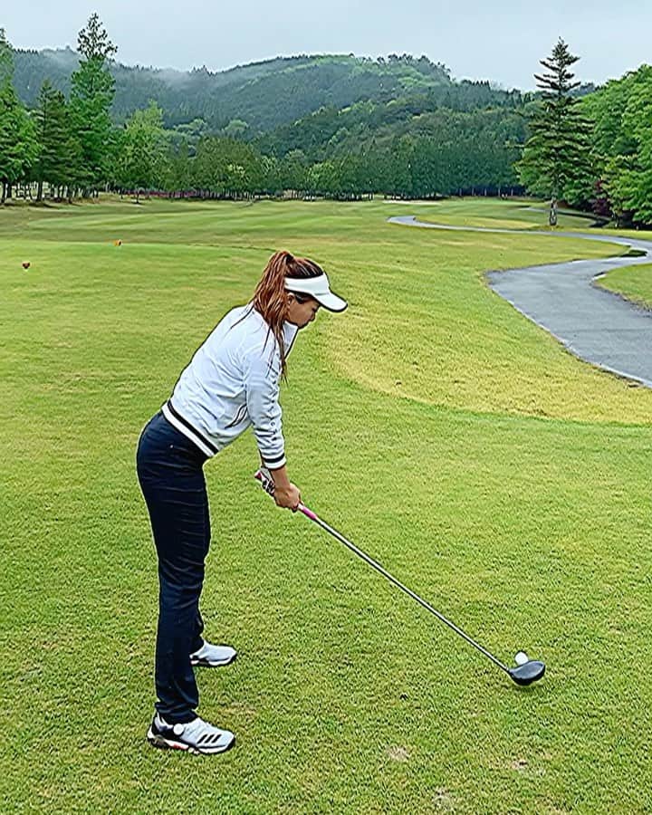 のインスタグラム：「こんばんは⭐️ . パンツスタイルでのスイング動画載せるの初めてじゃないかな？？⛳️ . かなり雨が降ってて撮った動画はこの動画1つだけ笑🤣 . この日は、⚪️からラウンドしたんだけど、かなりコースがぬかるんでて、水溜りとかたくさんあった中で、⚪️45.46の91で回れたよ💕 . どんなコンディションでも、プレーファーストは最優先の私は、やっぱりティーをすぐ拾いに行ってる🤣 （なんなら、打った瞬間にティーがどこに飛んだか目で追ってる🤣） . それでは今日も1日お疲れ様でした❤️ .  #ゴルフ#ゴルフ女子#golf#golfgirl#golfswing#ゴルフスイング#sports#スポーツ#スポーツ女子#골프#골프여자#尔夫球#高尔夫#ゴルフウェア#golfwear#雨ゴルフ」