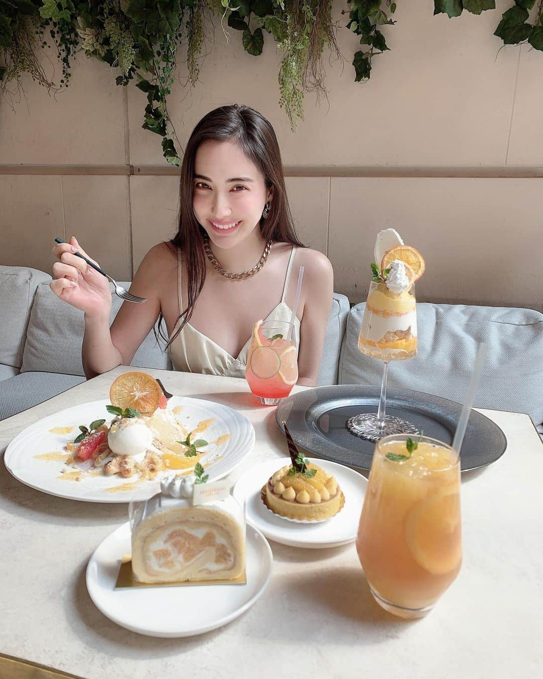 眞木美咲パメラさんのインスタグラム写真 - (眞木美咲パメラInstagram)「She ate the whole thing😳🍊  休憩時間にこんなに美味しいものが食べれて私は幸せです @valmuer_official 😘💕  全部食べた！😚  　  6/20までの期間限定🧡💛 @anniversaire_cafe   #valmuer #anniversarycake  #cake #munch #😋 #eatingvideo」5月12日 20時16分 - pamypamypamy