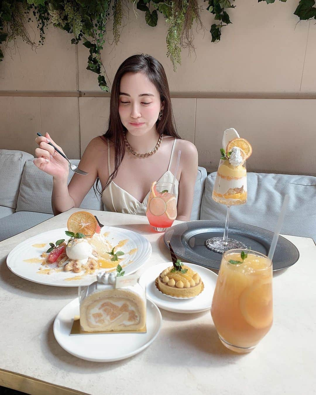 眞木美咲パメラさんのインスタグラム写真 - (眞木美咲パメラInstagram)「She ate the whole thing😳🍊  休憩時間にこんなに美味しいものが食べれて私は幸せです @valmuer_official 😘💕  全部食べた！😚  　  6/20までの期間限定🧡💛 @anniversaire_cafe   #valmuer #anniversarycake  #cake #munch #😋 #eatingvideo」5月12日 20時16分 - pamypamypamy