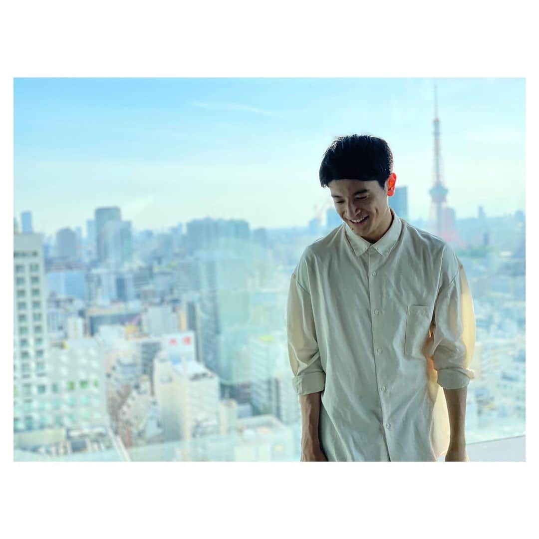 篠原光のインスタグラム：「. 最近SNSでよく見る、発色をよくする写真編集(ハイライトとかコントラストとか)にはまっています。 楽しい🌉🌃  特に4枚目の風景写真を推したい！  #発色いい方をしばらく見た後に #オリジナルに戻ると #一瞬オリジナルが白黒に見える  #僕がSNSで見たのは #ブリリアンス +100 #ハイライト -50 #コントラスト -30 #彩度 +30」