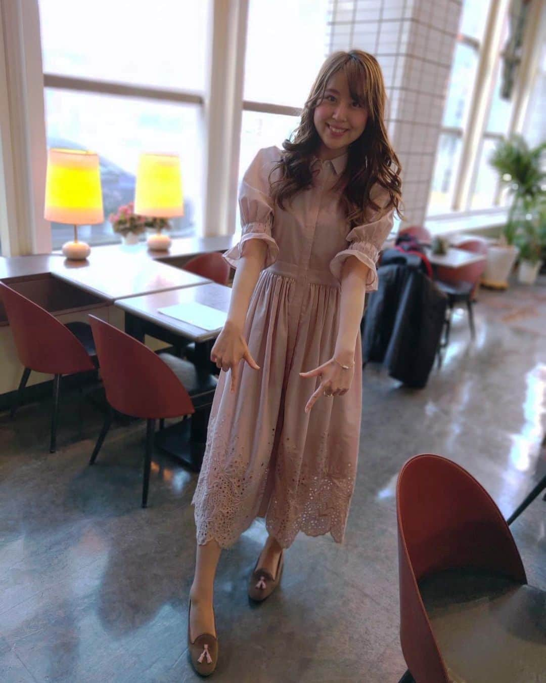 磯田彩実さんのインスタグラム写真 - (磯田彩実Instagram)「. . きょうはキャラメルマキアートで一服しました…☕️😋. . ポカポカだったので、 桜色のワンピース🌸. #背中も可愛いワンピ. . ナレーション読んで、 調べ物して、 ちょっとブログ書いて、 細々作業片付けて…そんな今週😌🌷. . . #販売機#いまね無料なの. #ありがとう総務さん. #outfit#herlipto#桜ワンピ#ピンク#モーヴピンク. . ちなみに、ポイントは靴です👠. 最近足の張りを起こさないように、 ノーヒール生活だけど気分が上がる #シャテル を愛用中😍🤍👠. タッセルをワンピの色に合わせてみた🙂💓. #靴#ノーヒール#chatelles#shoes. #tvh#アナウンサー#磯田彩実. #Twitter準備中.」5月12日 20時35分 - ayami_isoda.tvh7