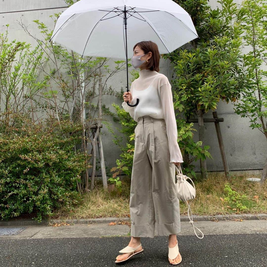 ayu kagawaさんのインスタグラム写真 - (ayu kagawaInstagram)「rainy day☔️ シアー感が可愛いtopsとゆるっとボトムス♡ シアートップスはほどよく女性らしく着れる&なんだか腕が長く見える気が😉✌️ 色のトーンを合わせました♡ ボトムスは後ろがゴムなのでとても楽に着れます♫ #fashion#mamafashion #bowa#ボウエー #therow」5月12日 20時42分 - ayuyunyun