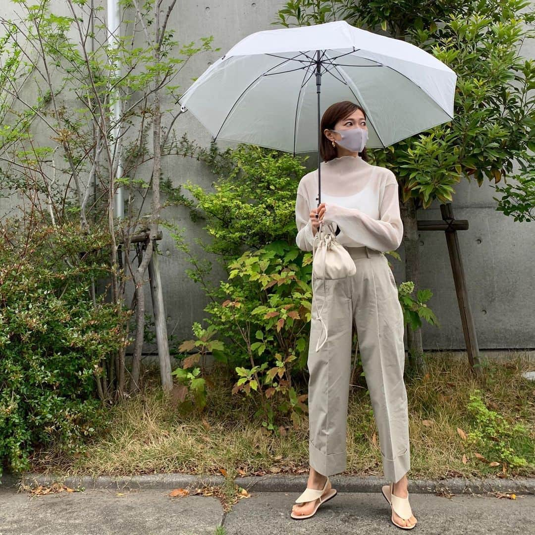 ayu kagawaさんのインスタグラム写真 - (ayu kagawaInstagram)「rainy day☔️ シアー感が可愛いtopsとゆるっとボトムス♡ シアートップスはほどよく女性らしく着れる&なんだか腕が長く見える気が😉✌️ 色のトーンを合わせました♡ ボトムスは後ろがゴムなのでとても楽に着れます♫ #fashion#mamafashion #bowa#ボウエー #therow」5月12日 20時42分 - ayuyunyun