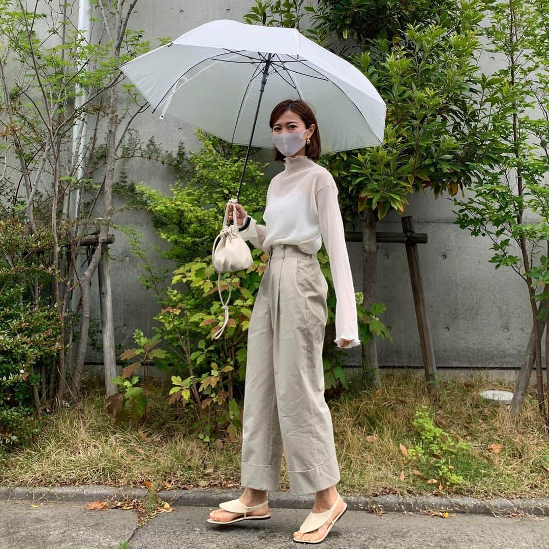 ayu kagawaさんのインスタグラム写真 - (ayu kagawaInstagram)「rainy day☔️ シアー感が可愛いtopsとゆるっとボトムス♡ シアートップスはほどよく女性らしく着れる&なんだか腕が長く見える気が😉✌️ 色のトーンを合わせました♡ ボトムスは後ろがゴムなのでとても楽に着れます♫ #fashion#mamafashion #bowa#ボウエー #therow」5月12日 20時42分 - ayuyunyun