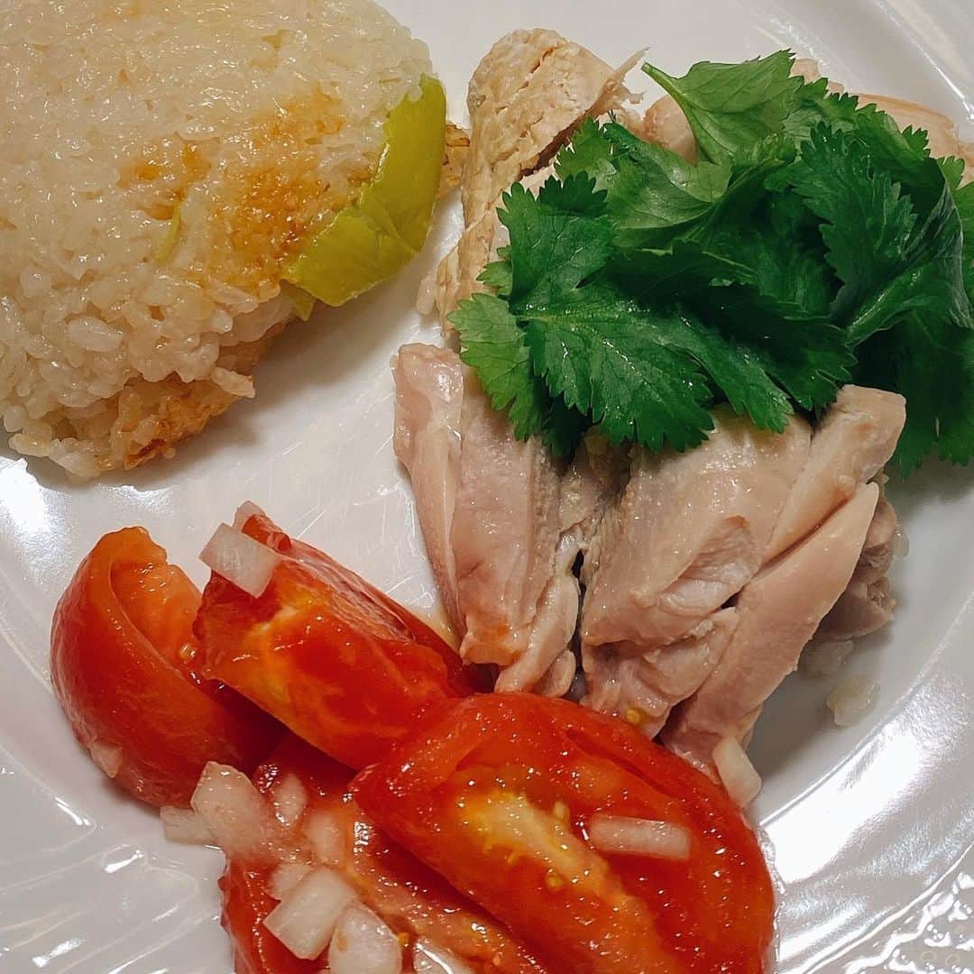 早見優さんのインスタグラム写真 - (早見優Instagram)「海南鶏飯 うまっ Singapore chicken rice So easy So yummy!  #singaporechickenrice rice #海南鶏飯  #yummy #炊飯器料理  #手抜きしたい時にぴったり」5月12日 20時50分 - yuyuhayami