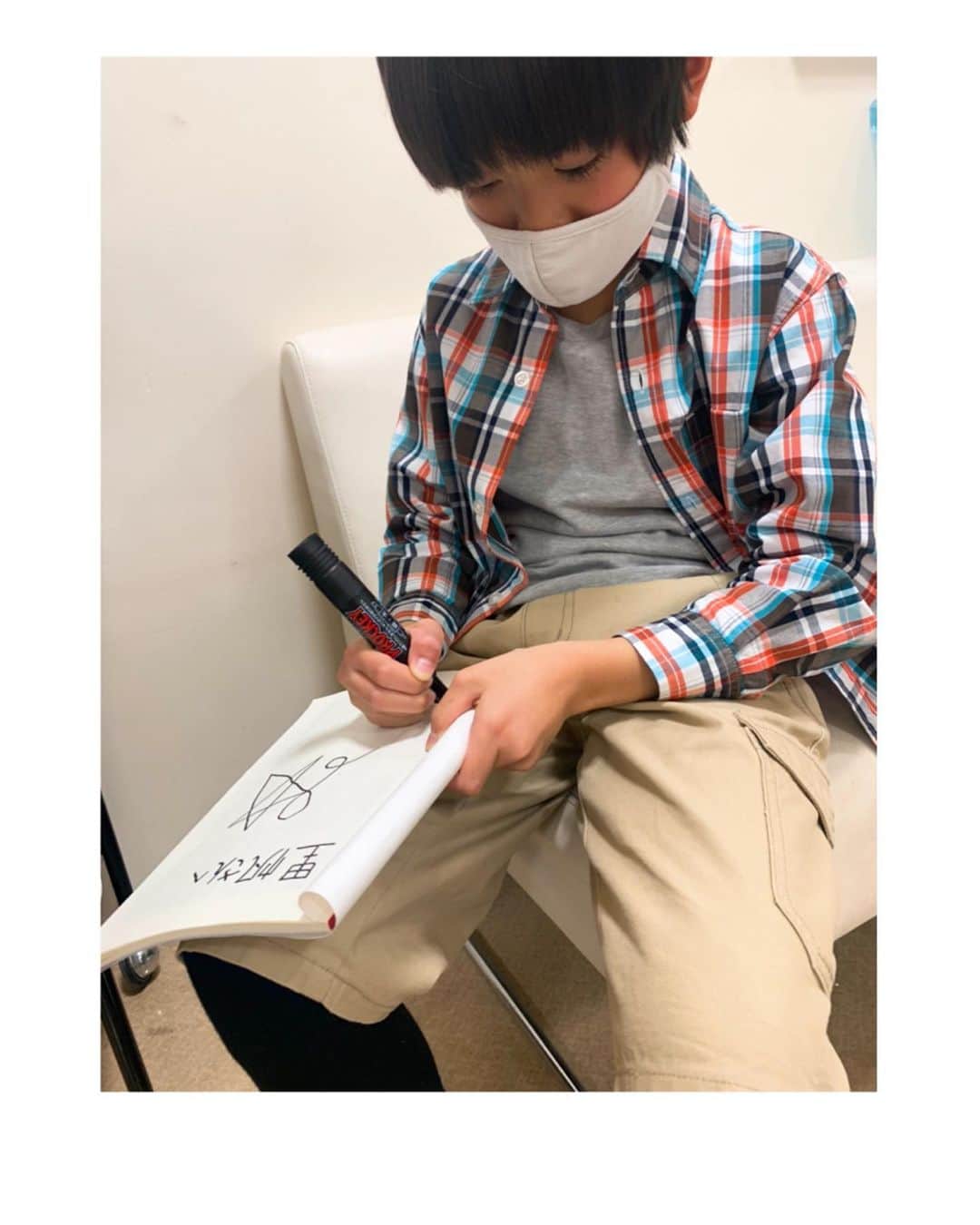 吉岡里帆さんのインスタグラム写真 - (吉岡里帆Instagram)「初めてのサインを貰ってしまいました。  オリジナルのマークが可愛い、琉聖君。  ☆〜  @renai_mangaka #レン君」5月12日 20時52分 - riho_yoshioka