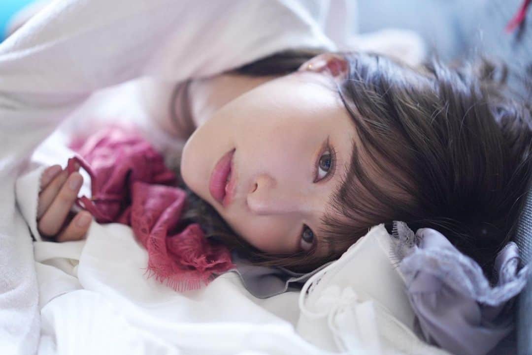 のインスタグラム：「ㅤㅤ ㅤㅤ 聞かれてもないアドバイスをしている人、SNSでよく見かけますよね。 ㅤㅤ 私はそれがFCに加入して下さっている方だったりイベントに何度か参加して下さっている方、SNSでよくコメントを下さっている方、YouTubeや私の作品をたくさん見て下さっているような方々からの諫言であれば、聞きます。 ㅤㅤ 基準がどこにあるのかというととてもシンプル。 ㅤㅤ そこに愛があるかどうか、です。 ㅤㅤ ただ自分の理想を押し付けるだけでなく、大切に思うからこそ肯定の言葉だけでなく時に諫めることもする。 ㅤㅤ そこに愛があるならば、その人の自己満足のためだけの言葉でないならば、喜んで受け止めます。むしろ勇気を出して伝えて下さり有り難うございますと伝えます。 ㅤㅤ 私は人形ではありません。 ㅤㅤ さらに言うと、生の人間としての姿を曝け出すことを生業としています。 ㅤㅤ AVはファンタジーだなんて言うけれど、そこには100%の理想や妄想だけでなくリアルとファンタジーが絶妙なバランスで組み合わされているからこそ人の欲望を奥深くから刺激する作品に仕上がっているのだと思います。 ㅤㅤ ㅤㅤ SNSにおいても同じです。  きつい子だと思われてしまうかもしれないけれど、理想だけでなくリアルに生きる姿を見て欲しい。 ㅤㅤ ㅤㅤ 私だけでなく、セルフプロデュースがメインでお仕事をしている人たちみんなに対してそうです。 ㅤㅤ 自分の理想を通したいがためにその子の個性を殺してしまうようなアドバイスは果たして必要でしょうか？  ㅤㅤ だってあなたはその子がどんなものを見て美しいと思う人間か、どんなものが好きでどんなことを考えながら生きてきたのか、分かりますか？一度でも分かろうとしてその子と向き合ったことがありますか？ ㅤㅤ そうでない人の言葉が、なぜ響くと思えるのか。 ㅤㅤ やんややんやと言いたい気持ちは分かりますがお互いの関係を良好に保つためにもコメントを打つ指を止めて少し考えてみてください。 ㅤㅤ ㅤㅤ あなたのその言葉に、愛はありますか？ ㅤㅤ ㅤㅤ あまつかからは以上です🦖...... ㅤㅤ ㅤㅤ」