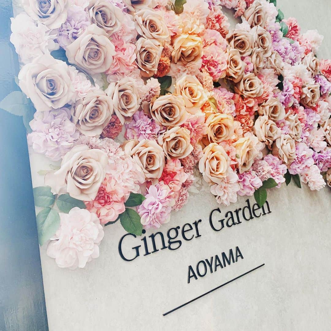 天使梨桜さんのインスタグラム写真 - (天使梨桜Instagram)「ㅤ ㅤㅤ 『Ginger Garden AOYAMA(ジンジャーガーデン青山)』 ㅤ ギフト付きアフターヌーンティー 母の日ver. 5月31日までの期間限定🎀 ㅤ ティファニーブルーが綺麗な 宝箱のようなアフターヌーンティー*° 紅茶は､自分でカラフルな試験管のような 容器に入っているフレーバーを選び 好きなものをスポイトで入れる 珍しいタイプଘ(੭ˊ꒳​ˋ)੭🎀❤️ 色々なフレーバーを混ぜて 自分だけの紅茶を作ってみては？*° ㅤ 住所：東京都港区南青山5-10-8 アナーブル 1F TEL: 03-6892-8088 営業時間：ランチ11〜15時 （土・日曜、祝日は～14時30分） ディナー18〜23時。 定休日： なし ㅤ  #アフターヌーンティー   #アフターヌーンティールーム   #アフターヌーンティーセット   #アフターヌーンティー好きと繋がりたい   #afternoontea   #ティファニーブルー   #ティファニーで朝食を   #gingergardenaoyama   #gingergarden   #gingergarden青山   #tiffanyblue   #女子会  #ランチ  #sweets   #スイーツ   #スイーツ好き   #cake  #可愛い  #インスタ映え   #インスタ   ㅤ」5月12日 20時58分 - rio_amatsuka