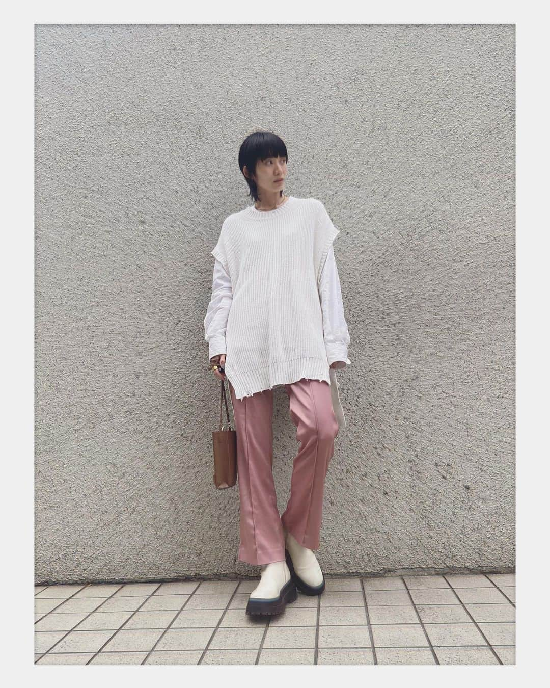 平山奈美のインスタグラム：「🕊💗  @maisonspecial_women  @johnlawrencesullivan_official  @randa_pic  @asos  @anello_bag   #私服 #ママコーデ #メンズライク #コーデ #ピンクコーデ #ホワイトコーデ #春服 #春コーデ #ブーツ #ニットベスト #パンツコーデ #ショートヘア #黒髪ショート #ショートウフル #ぱっつん前髪 #ママ #男の子ママ」