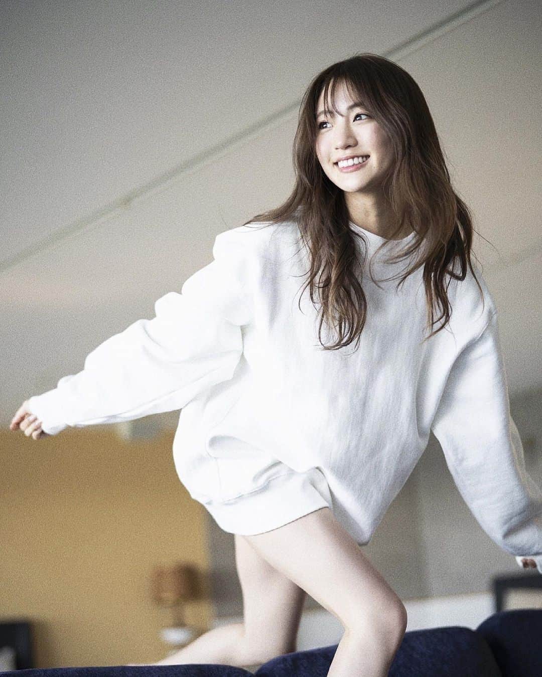 志田友美（ゆうみん）のインスタグラム：「志田友美写真集 RESTART. ㅤㅤㅤㅤㅤㅤㅤㅤㅤㅤㅤㅤㅤ 発売しました🌵  みんなのおかげで2冊目の写真集を出版することができました☽︎‪ ほんとに感謝です。ありがとう🥲！  7年ぶりの写真集なだけあって完璧にしたくて、 こだわりまくり、みんなで一丸となって作りあげた写真集です☼  13年振りにカットした様子もあったり✂️  今の志田友美を見て頂けたらと思います♡  Amazon、全国の書店で是非⌇  1人でも多くの方に見てもらえますように…🌼」