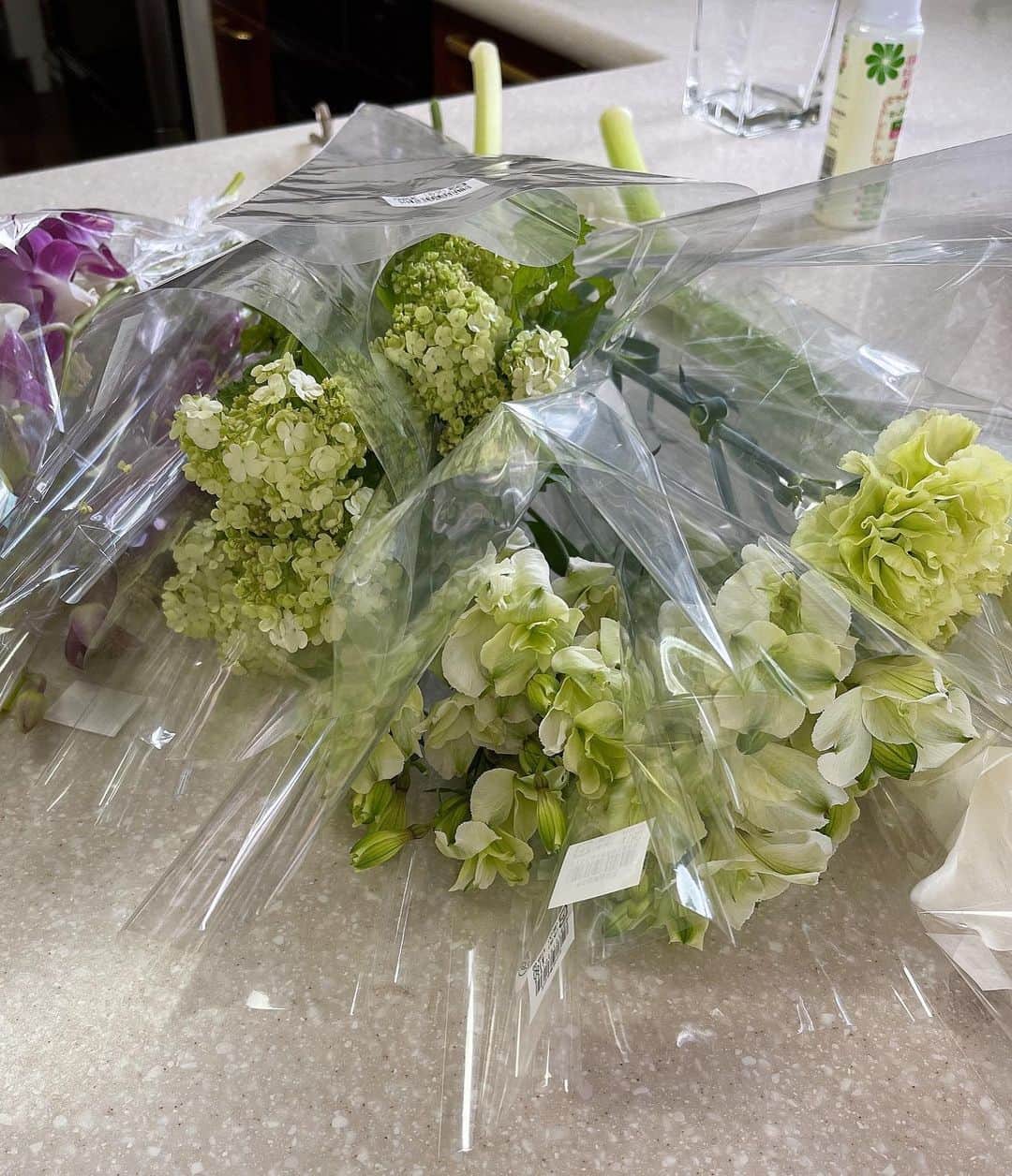 水谷雅子さんのインスタグラム写真 - (水谷雅子Instagram)「グリーンと白の組み合わせの花はシンプルだけど可愛いですよね☺️ どのお部屋でも合うと思います🍀 爽やかでフレッシュな感じで好きです。✨ 2色づかいで花の種類を増やして楽しんでもいいですよね。 我流ですけど参考になれば幸いです。 🎥動画少し慌ただしい感じです😅 今回4種類の花を使いました。 🍀カラー、アルスロメリア、リバーナム、 カーネーション あとグリーンのバラを足してもよかったかなぁ #花#生花#生花アレンジ #花瓶 #リバーナム#アルスロメリア#カーネーション #カラー#グリーンカラー  #可愛い花#癒し#気分転換#リフレッシュ #水谷雅子#水谷雅子beautybook50の私」5月12日 21時04分 - mizutanimasako