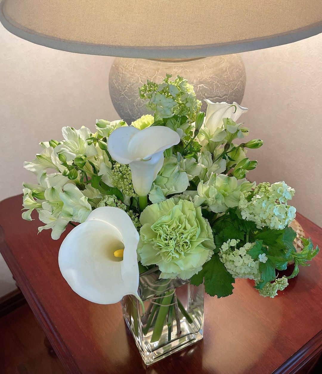 水谷雅子さんのインスタグラム写真 - (水谷雅子Instagram)「グリーンと白の組み合わせの花はシンプルだけど可愛いですよね☺️ どのお部屋でも合うと思います🍀 爽やかでフレッシュな感じで好きです。✨ 2色づかいで花の種類を増やして楽しんでもいいですよね。 我流ですけど参考になれば幸いです。 🎥動画少し慌ただしい感じです😅 今回4種類の花を使いました。 🍀カラー、アルスロメリア、リバーナム、 カーネーション あとグリーンのバラを足してもよかったかなぁ #花#生花#生花アレンジ #花瓶 #リバーナム#アルスロメリア#カーネーション #カラー#グリーンカラー  #可愛い花#癒し#気分転換#リフレッシュ #水谷雅子#水谷雅子beautybook50の私」5月12日 21時04分 - mizutanimasako